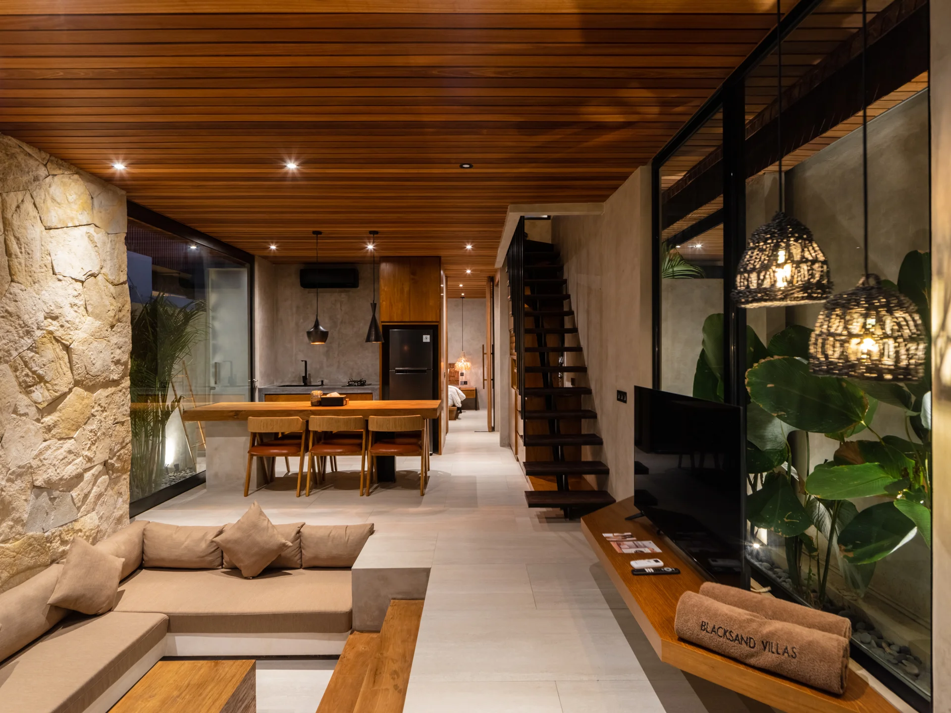 Blacksand Villas Canggu, Loft Style Tropical Villa in Canggu
